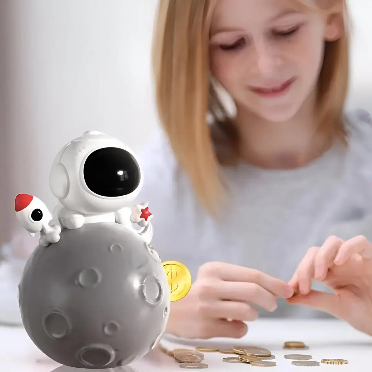 Alcancia decorativa modelo astronauta con luz en habitación