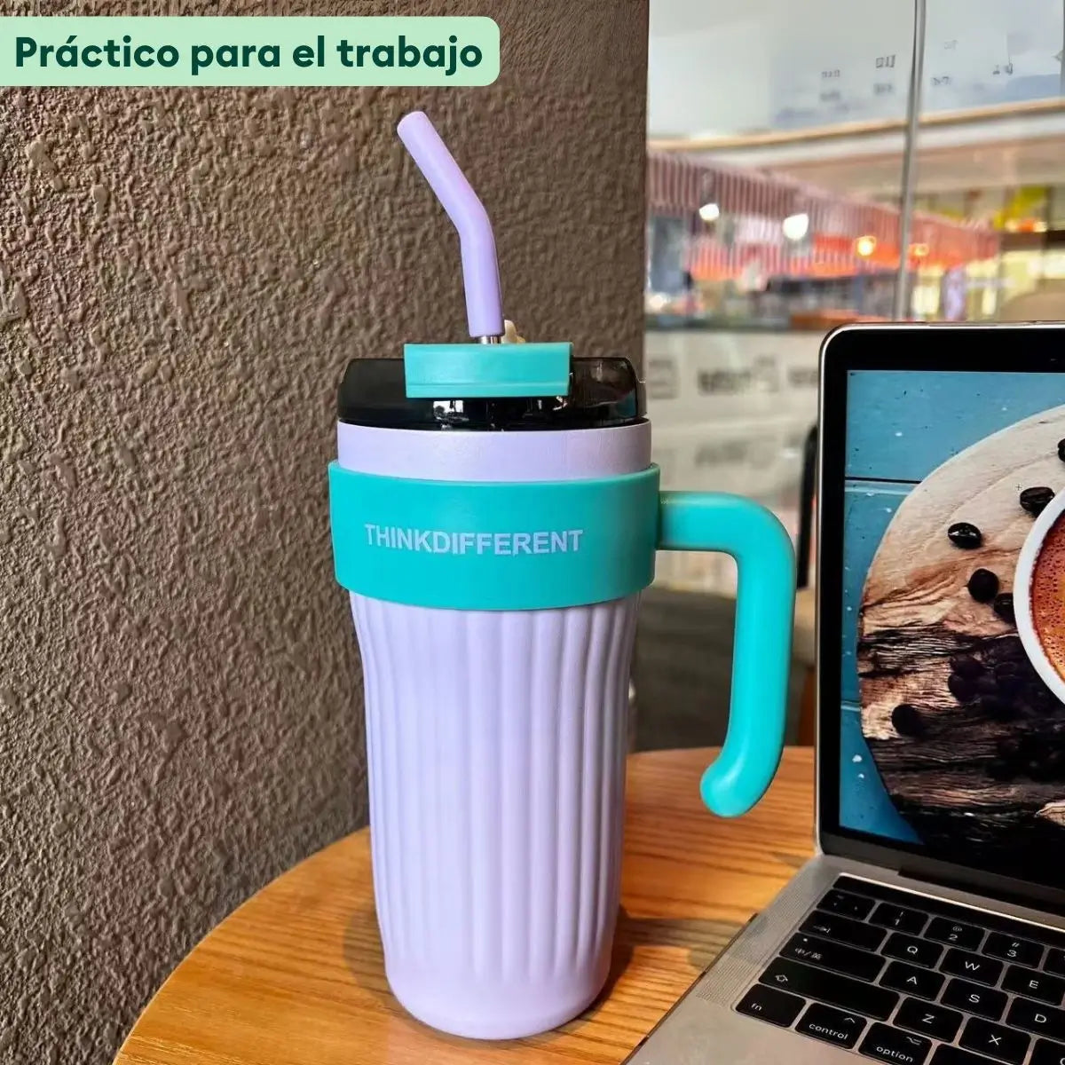Taza térmica modelo Think en uso para bebidas
