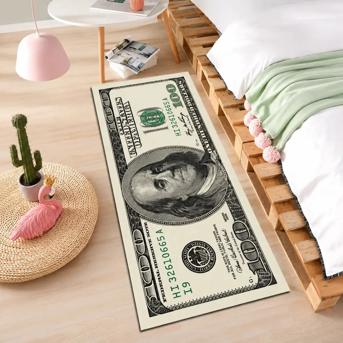 Alfombra decorativa con diseño de billete de 100 dólares colocada en dormitorio