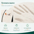 Detalle de la textura suave y superficie acolchada de la alfombra de gato