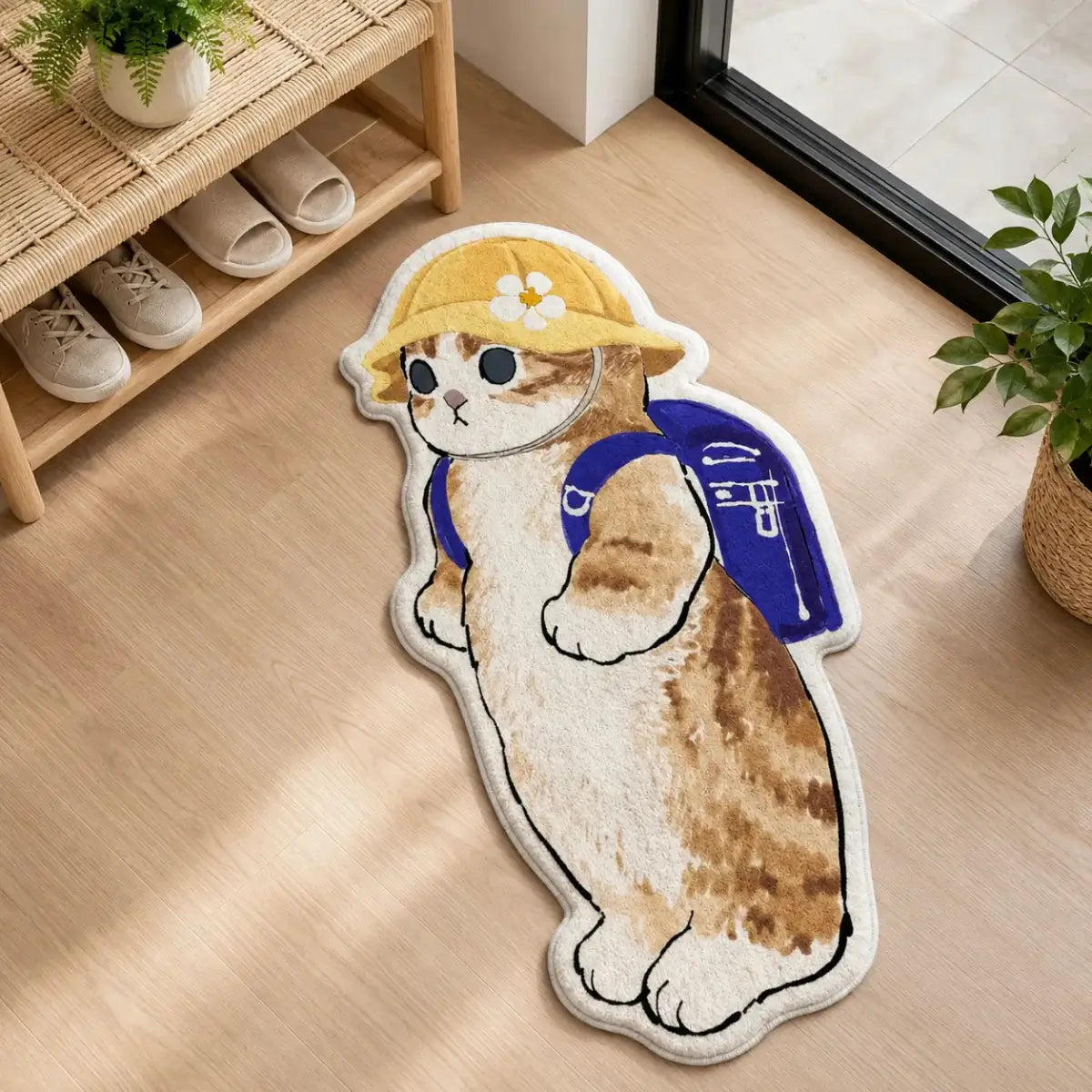 Alfombra de gato con mochila azul colocada como decoración en dormitorio