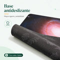 Detalle de la base antideslizante de alfombra grande para sala con diseño de galaxia
