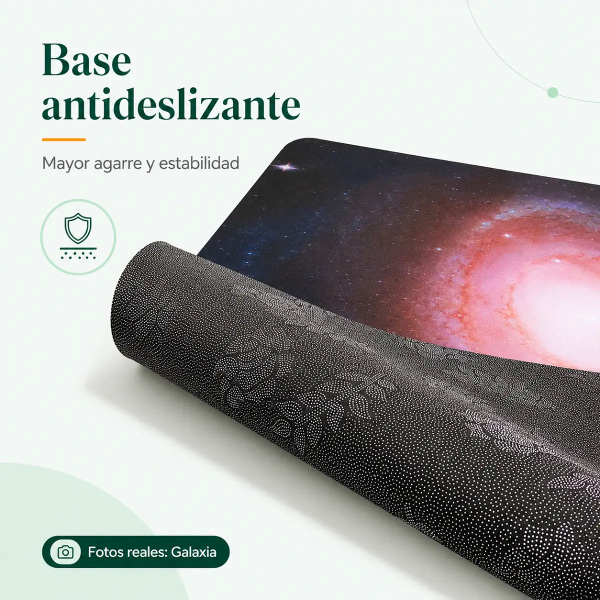Detalle de la base antideslizante de alfombra grande para sala con diseño de galaxia