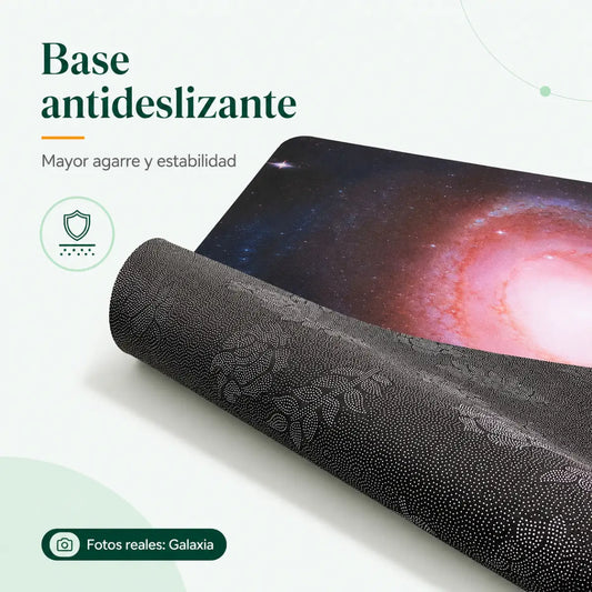 Detalle de la base antideslizante de alfombra grande para sala con diseño de galaxia