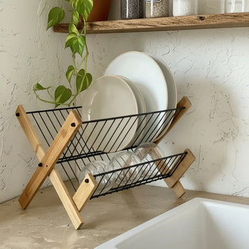 Escurridor de platos de 2 niveles con estructura de madera y rejillas metálicas negras para vajilla
