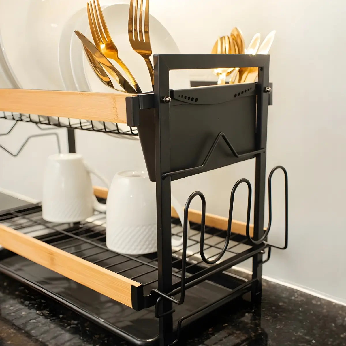 Escurridor de platos con cubertero lateral, soportes para utensilios y espacio para tazas y vajilla