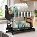 Escurridor de platos de dos niveles color negro con platos, tazas y cubiertos organizados