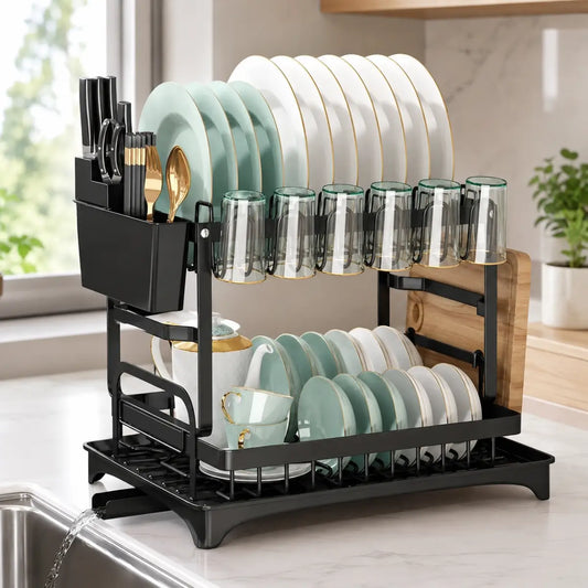 Escurridor de platos de dos niveles color negro con platos, tazas y cubiertos organizados