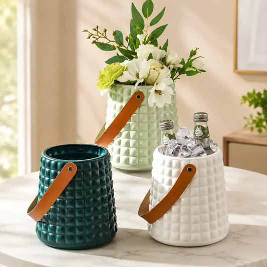 Floreros decorativos texturizados con asa marrón en colores verde oscuro, verde claro y blanco