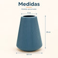 Medidas del florero decorativo azul con diseño estriado y forma cónica