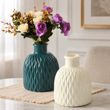 Floreros decorativos con relieve geométrico en colores verde oscuro y blanco