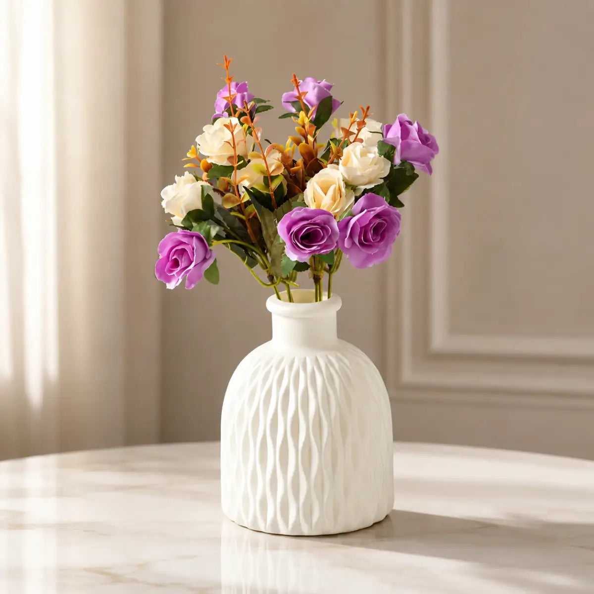 Florero decorativo blanco con relieve geométrico y arreglo de flores moradas