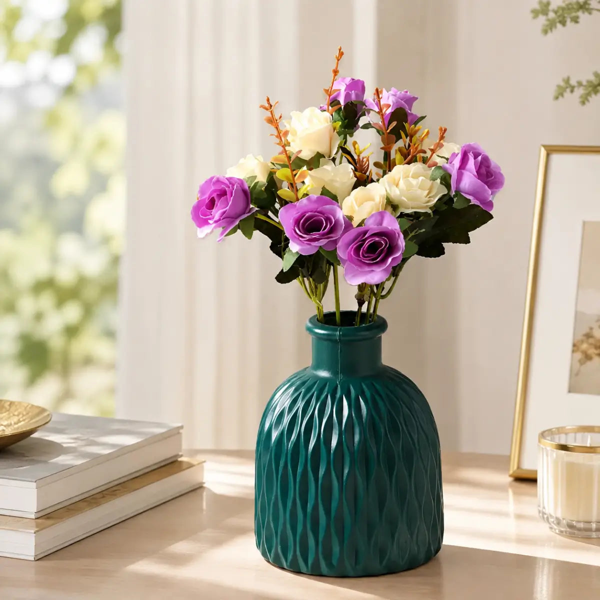 Florero verde oscuro texturizado con flores moradas para decorar sala o comedor