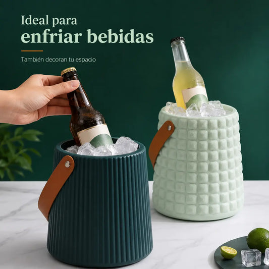 Florero estriado con asa utilizado como recipiente para enfriar y servir bebidas