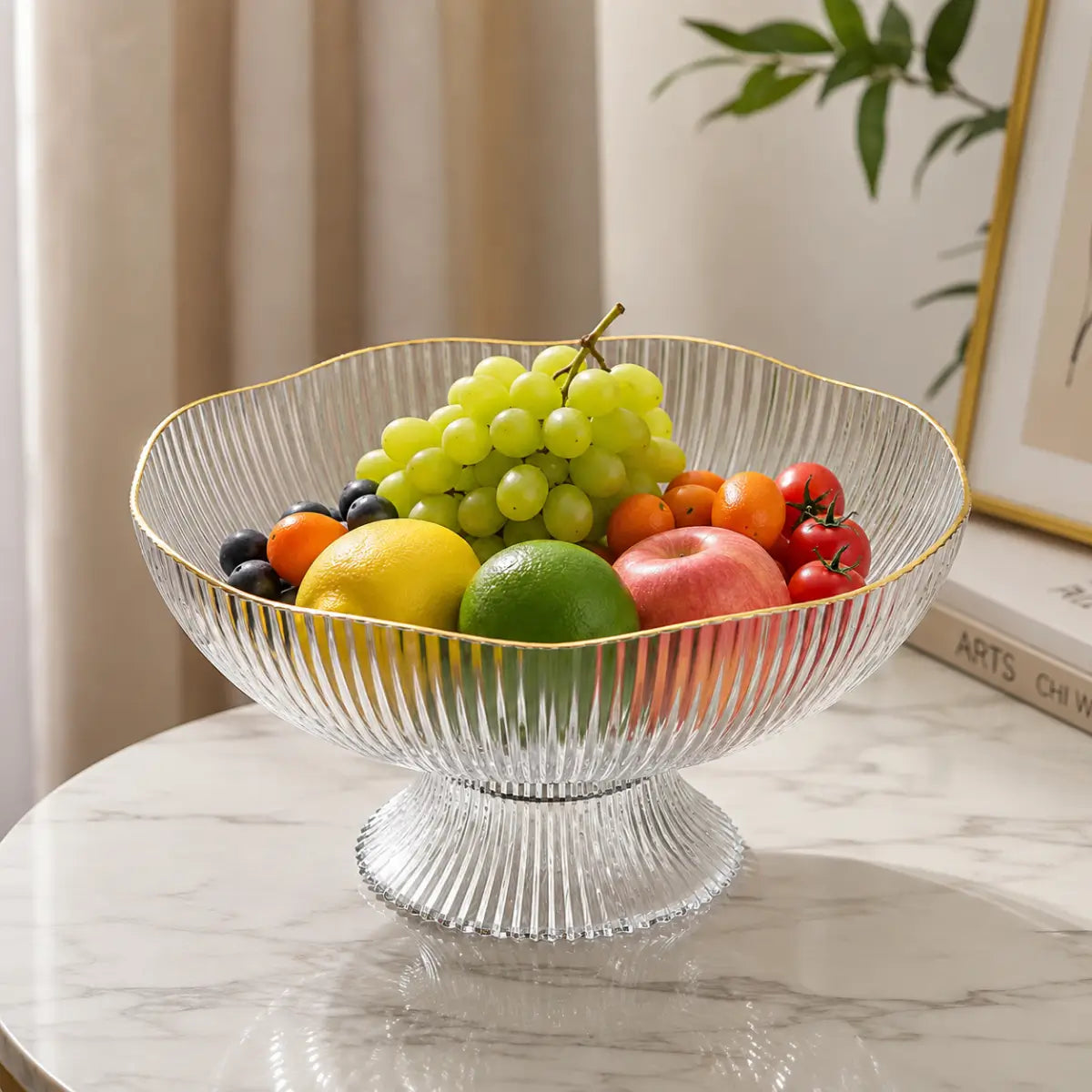 Frutero decorativo con base elevada y frutas para mesa de cocina o comedor