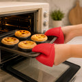 Guantes de silicona resistentes al calor utilizados para retirar una bandeja caliente del horno