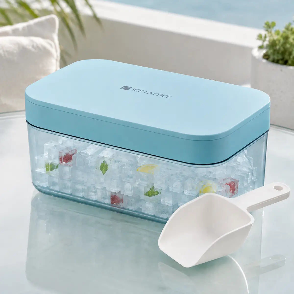 Cubetera con recipiente para hielo, tapa color celeste y pala para servir cubos