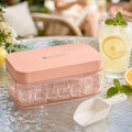 Cubetera con tapa rosada, recipiente transparente y pala para almacenar y servir hielo