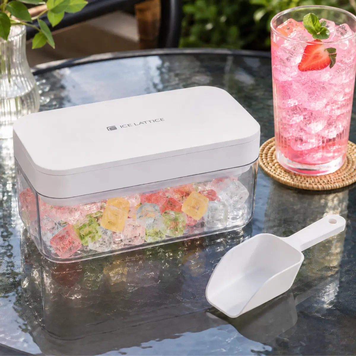 Recipiente para hielo con tapa y pala utilizado para conservar y servir cubos en bebidas
