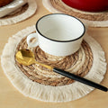 Individual de mesa decorativo con flecos utilizado debajo de taza y vajilla