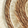 Detalle del tejido trenzado y flecos del individual de mesa de fibra natural