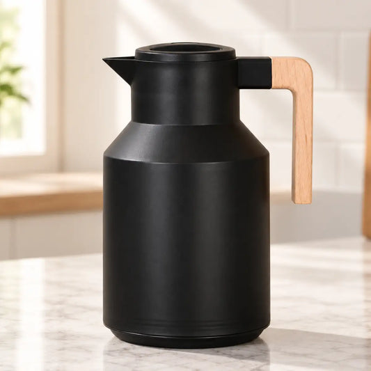 Jarra térmica de doble pared color negro con asa efecto madera para servir bebidas