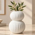 Florero decorativo de cerámica blanco con diseño de doble esfera y textura acanalada