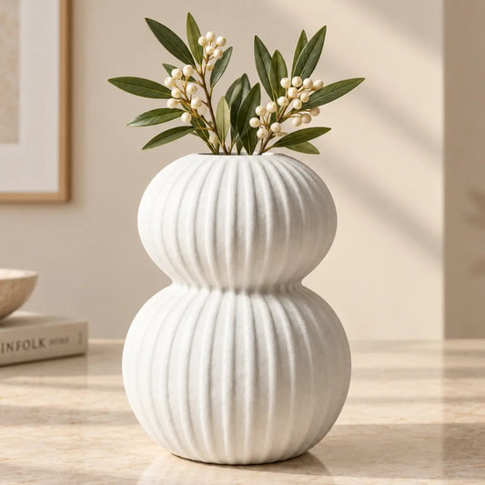 Florero decorativo de cerámica blanco con diseño de doble esfera y textura acanalada