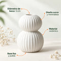 Florero decorativo de cerámica con textura acanalada, diseño curvo y base plana estable