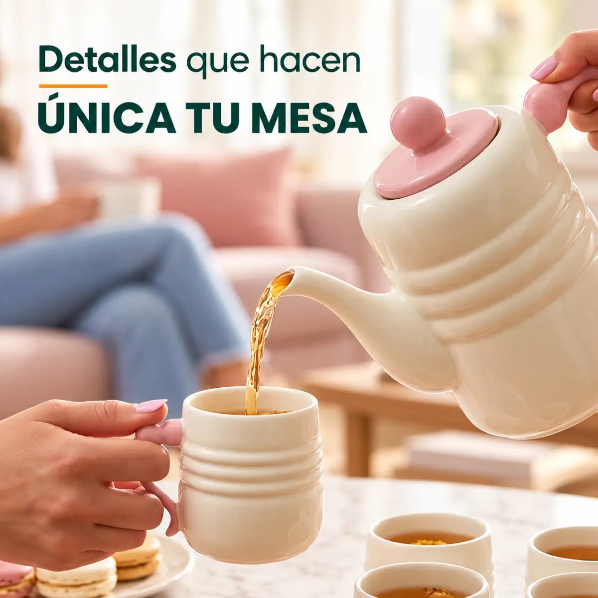 Tetera y tazas con asas decorativas y diseño práctico para servir té cómodamente