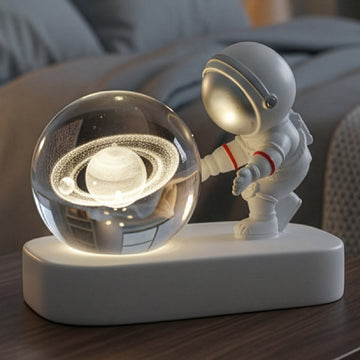 Lámpara de Resina Modelo Astronauta Con Esfera 3D de Luz Led Cálida