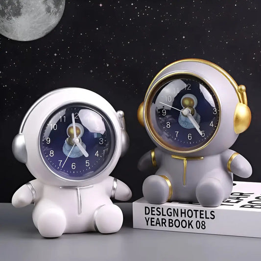 Alcancia decorativa con reloj modelo astronauta vista frontal