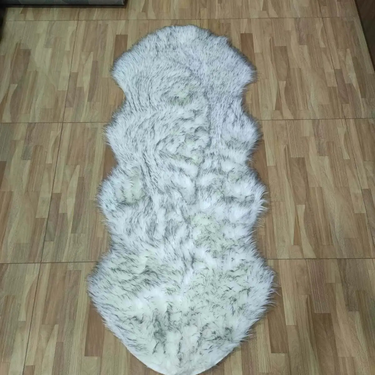 Alfombra peluda bajada de cama en sala