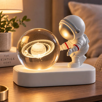Lámpara de Resina Astronauta con Esfera Lunar LED Cálida