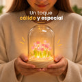 Lámpara de tulipanes con luz LED sostenida en las manos como decoración cálida para el hogar