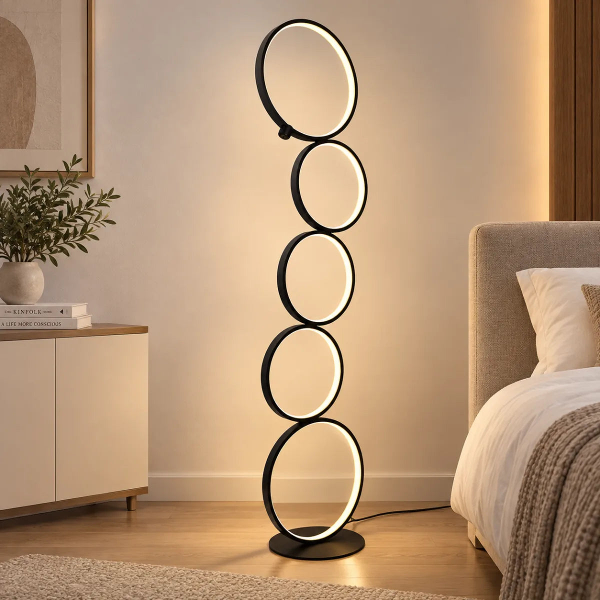 Lámpara de pie LED con diseño de cinco aros y luz cálida para sala o dormitorio