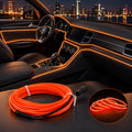 Luz ambiental LED color naranja para decorar el interior del auto